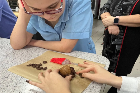 Мастер‑класс в техникуме: юные гости создали новогодний десерт!